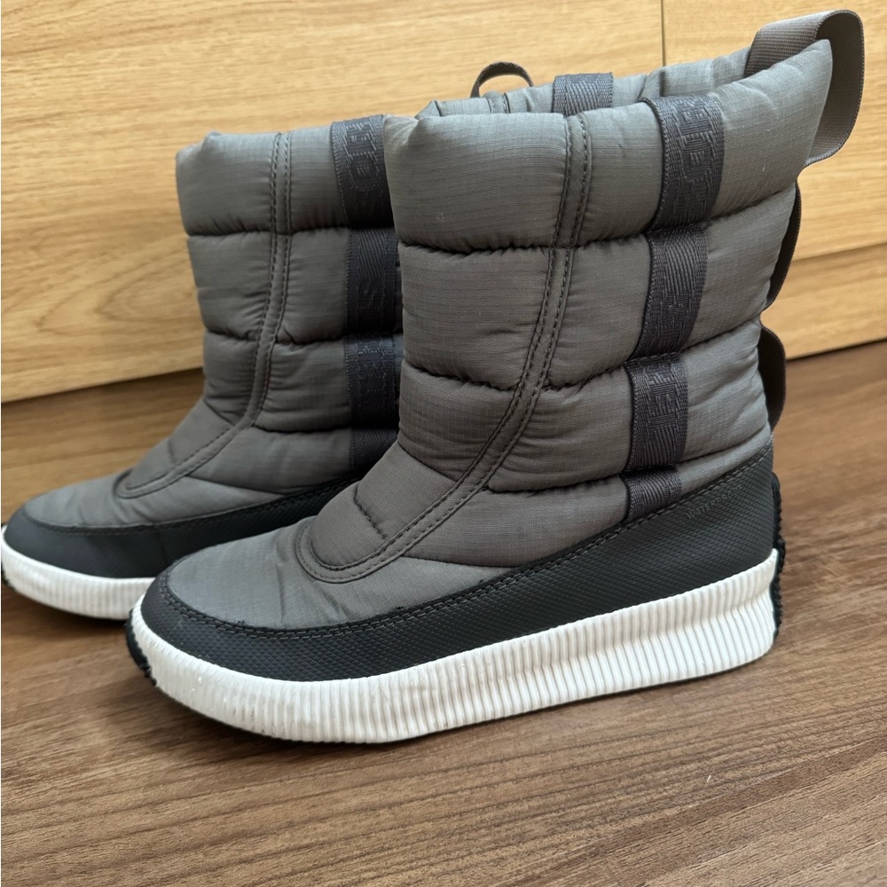 Sorel women’s winter puffer  boots.